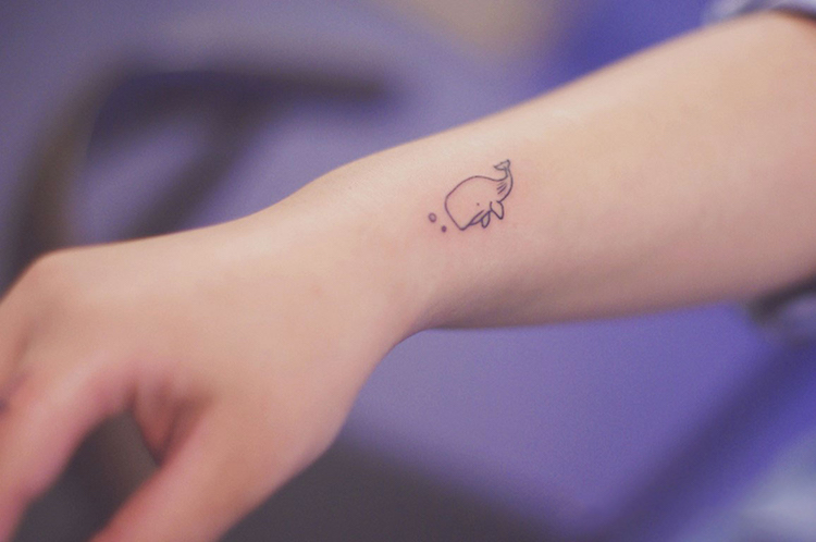 tatouage-poignet-discret-minimaliste-baleine