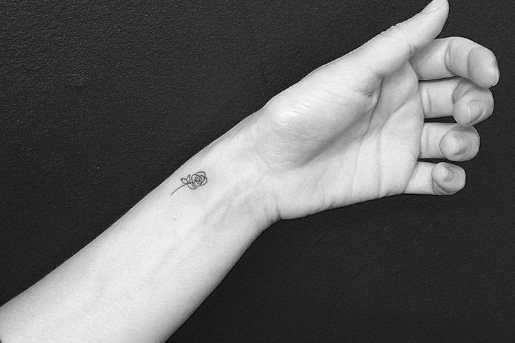 Tatouage poignet discret parfait pour être dissimulé ou affiché en douceur