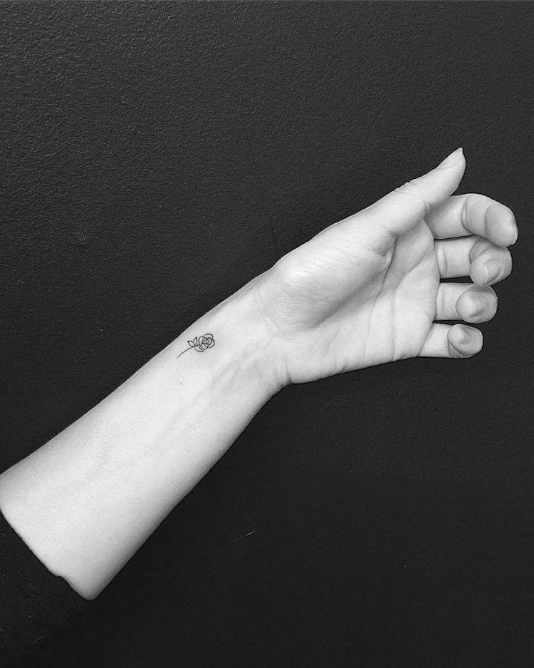 tatouage-poignet-discret-petite-rose-noire