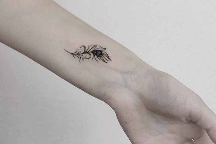 Tatouage poignet discret parfait pour être dissimulé ou affiché en douceur