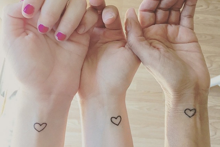 Tatouage poignet discret parfait pour être dissimulé ou affiché en douceur