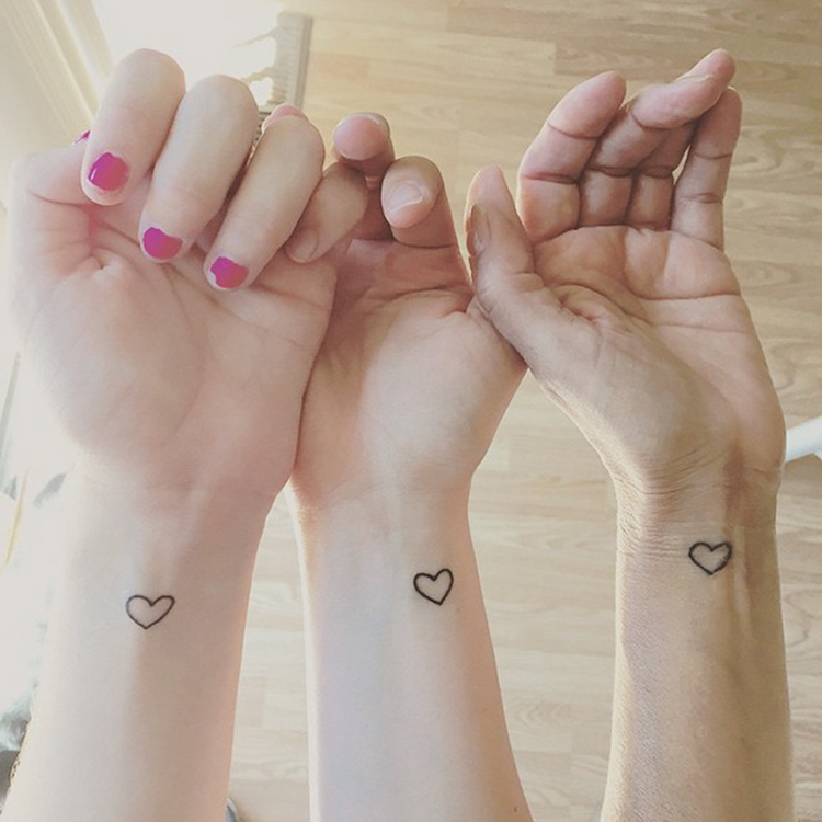 tatouage-poignet-discret-tatouage-soeurs-coeurs