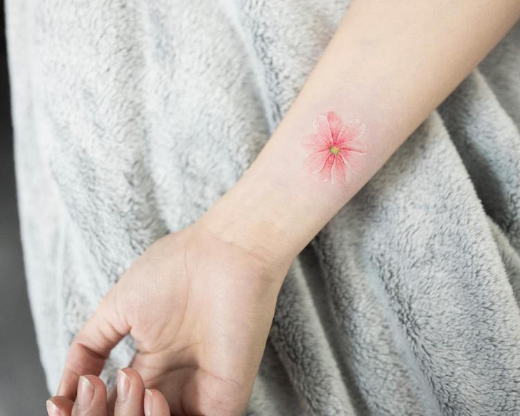 tatouage-poignet-femme-fleur-colorée-tatouage-discret-féminin