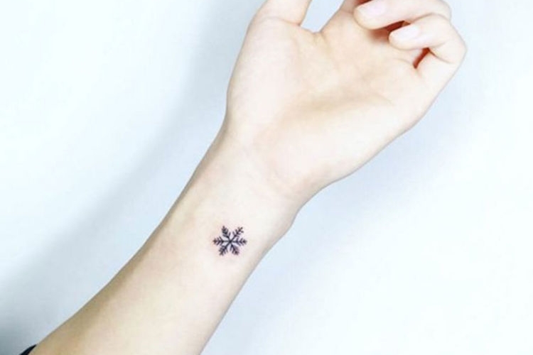 Tatouage poignet discret parfait pour être dissimulé ou affiché en douceur
