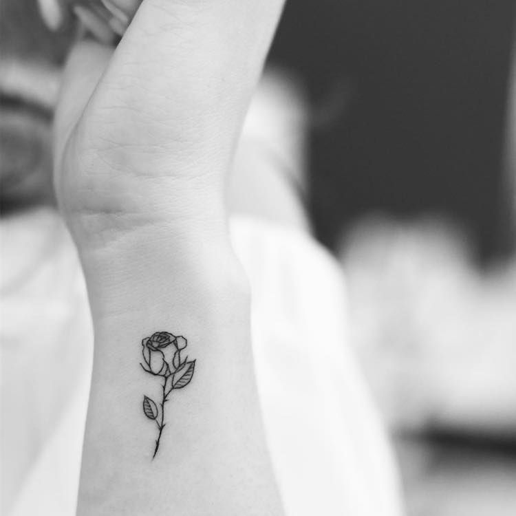 tatouage-poignet-femme-rose-discrète