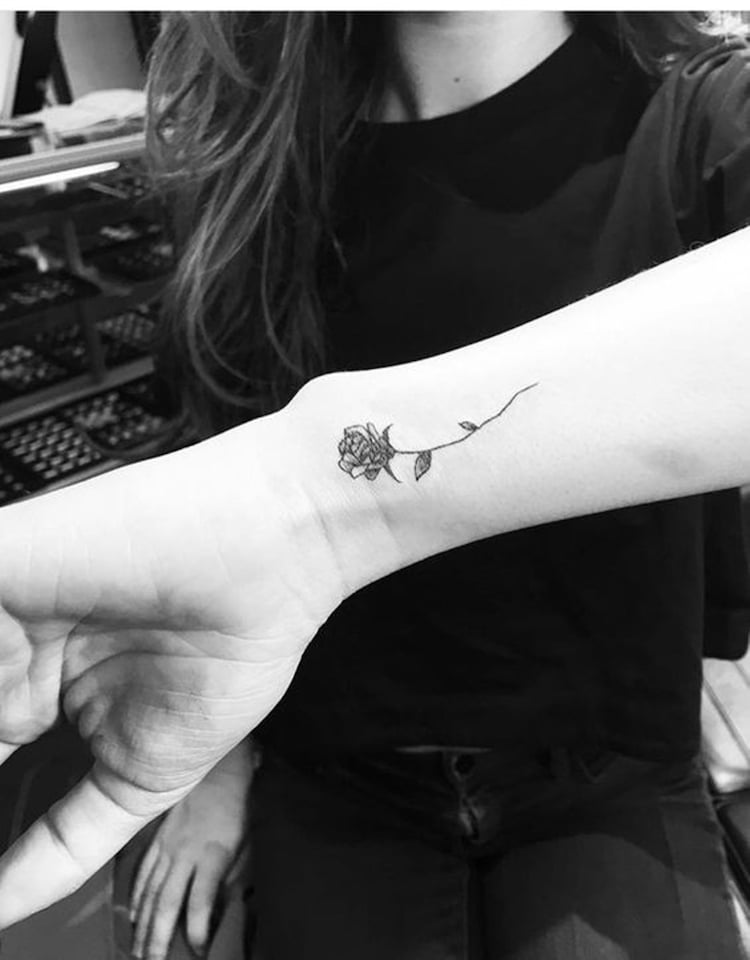 tatouage-poignet-femme-rose-noire