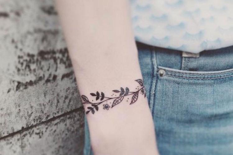 Tatouage poignet discret parfait pour être dissimulé ou affiché en douceur