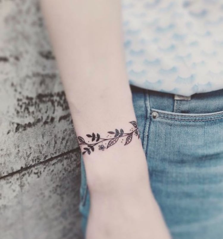 tatouage-poignet-femme-tatouage-bracelet-feuilles
