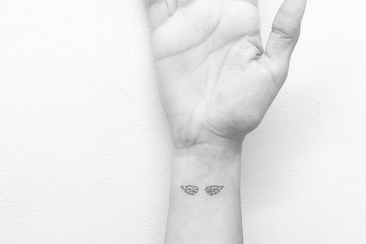 Tatouage poignet discret parfait pour être dissimulé ou affiché en douceur