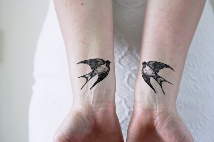 tatouage-poignet-hirondelles-tatouage-femme