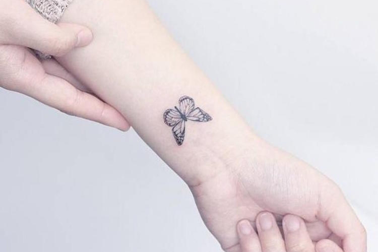Tatouage poignet discret parfait pour être dissimulé ou affiché en douceur