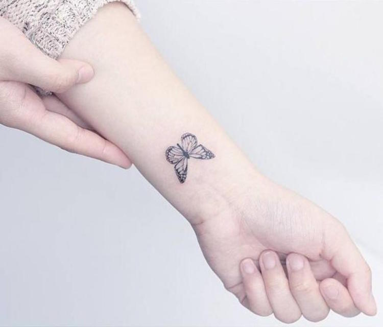 tatouage-poignet-papillon-discret-romantique