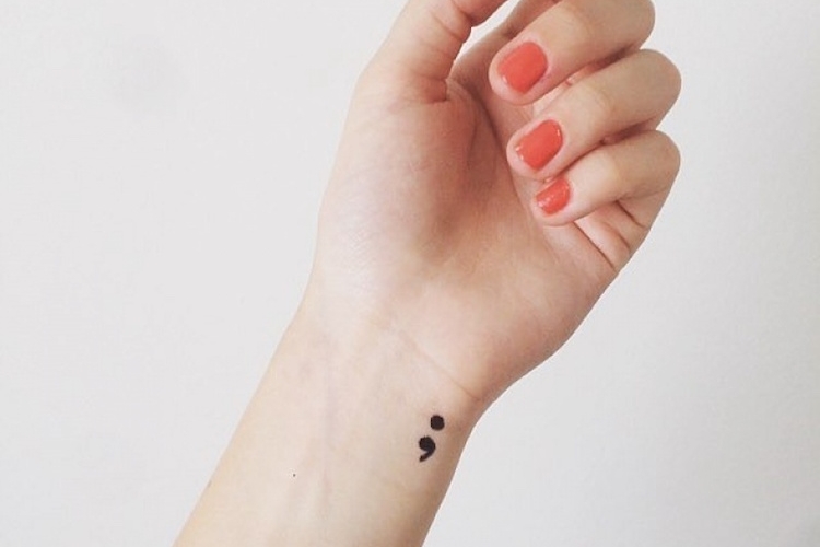 Tatouage poignet discret parfait pour être dissimulé ou affiché en douceur