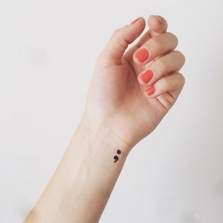 tatouage-poignet-point-virgule-dessin-discret