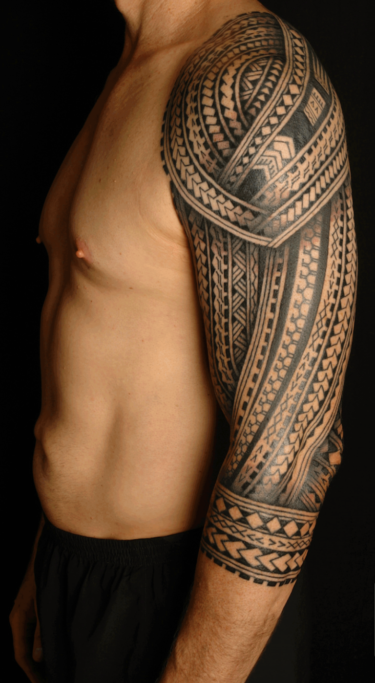 tatouage-polynésien-bras-motifs-fer-lance