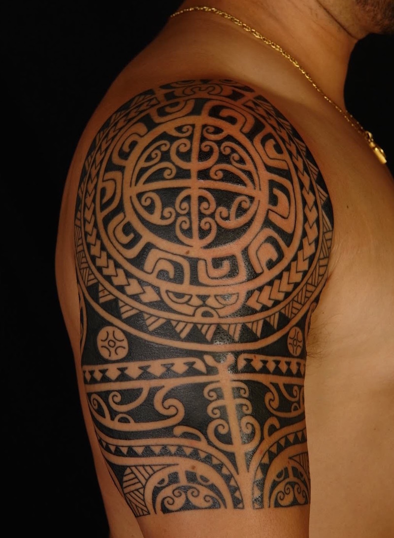 tatouage polynésien épaule-Tiki-figures-stylisées