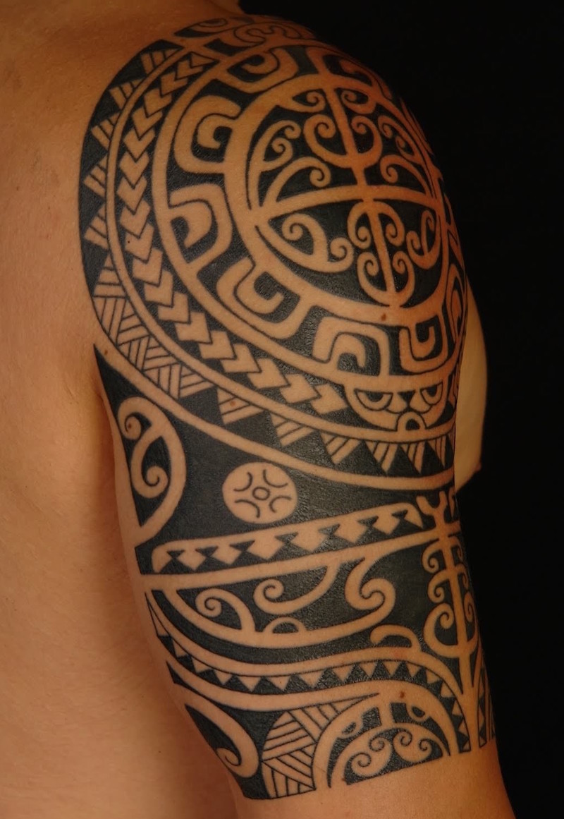 tatouage-polynésien-épaule-demi-dieu-Tiki-stylisé
