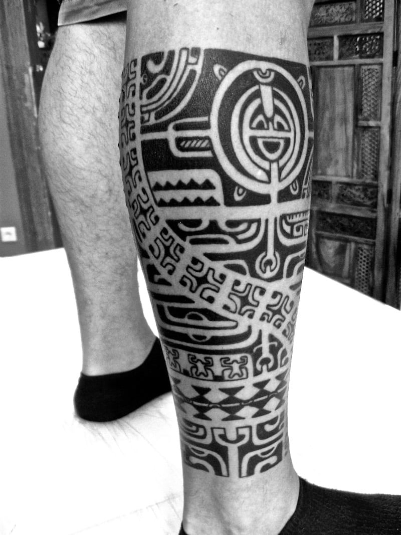 tatouage-polynésien-mollet-motif-lézard-demi-dieu-Tiki