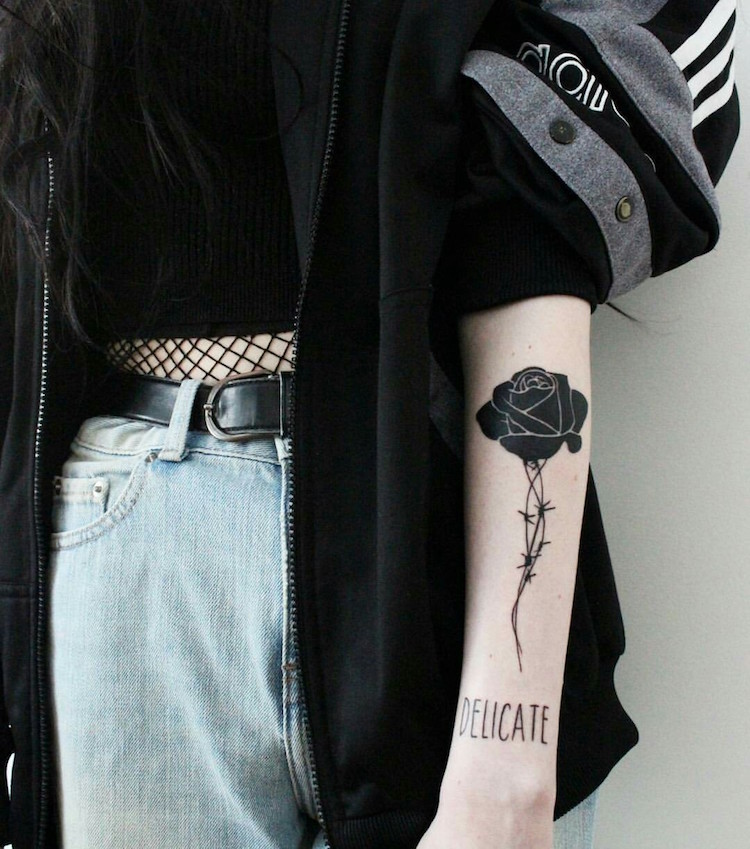 tatouage-rose-avant-bras-blackout