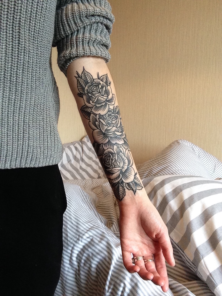 tatouage-rose-black-grey-avant-bras-femme