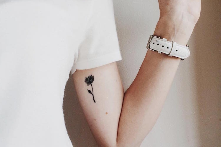 Signification tatouage rose femme, styles et tendances