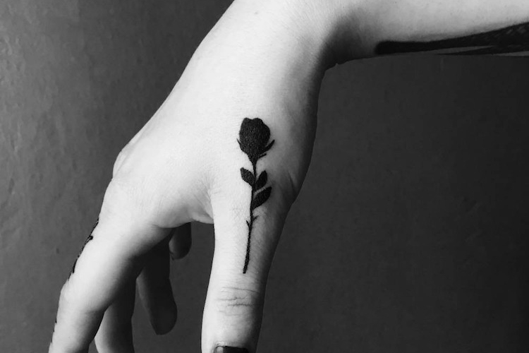Signification tatouage rose femme, styles et tendances