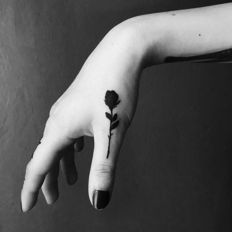 tatouage-rose-blackout-pouce