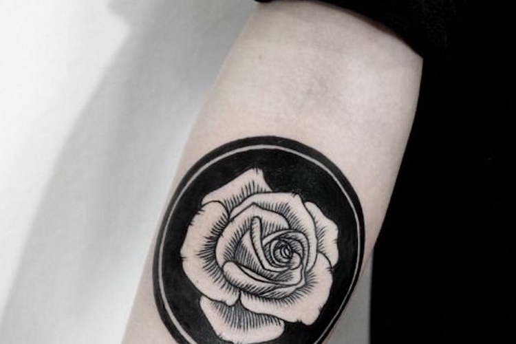 Signification tatouage rose femme, styles et tendances