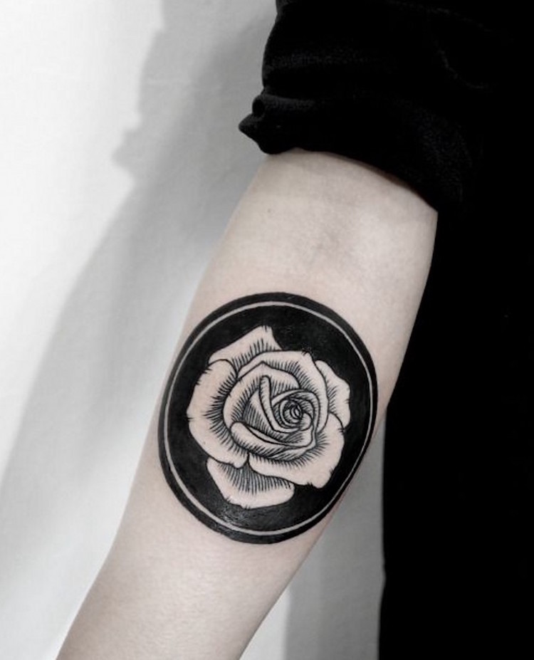 tatouage-rose-blanche-cercle-blackout-avant-bras-femme