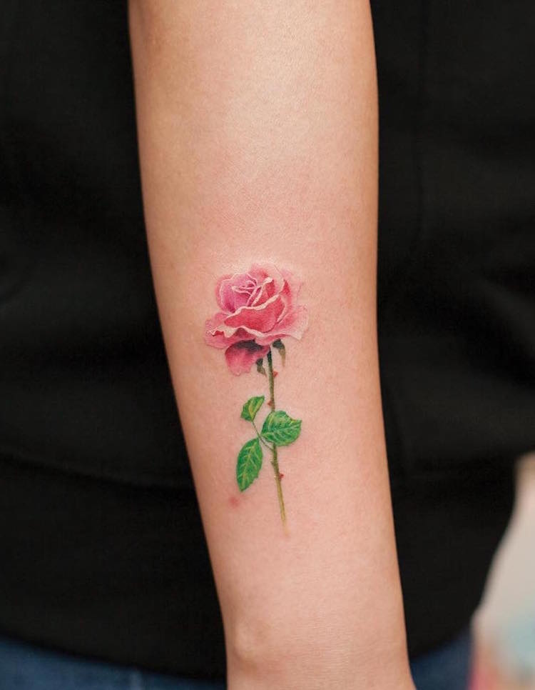 tatouage-rose-couleur-bras-femme