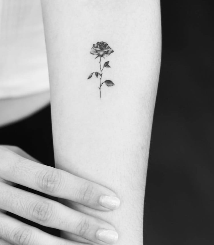 tatouage-rose-discret-avant-bras-femme