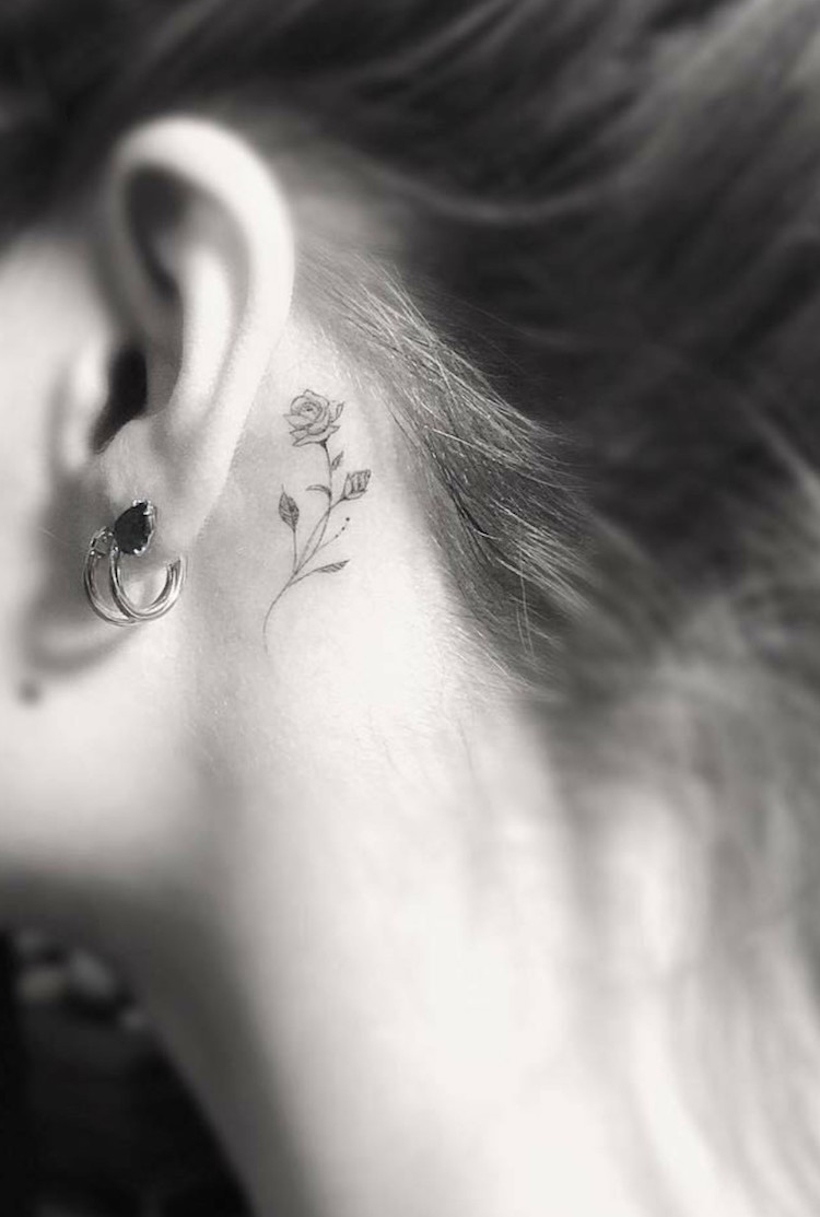 tatouage-rose-discrete-ligne-fine-derriere-oreille