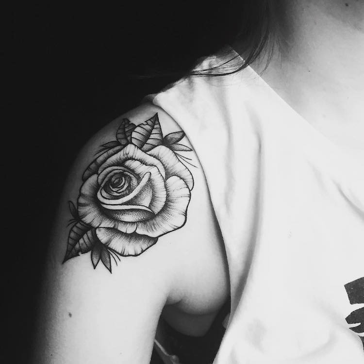 tatouage-rose-épaule-femme-