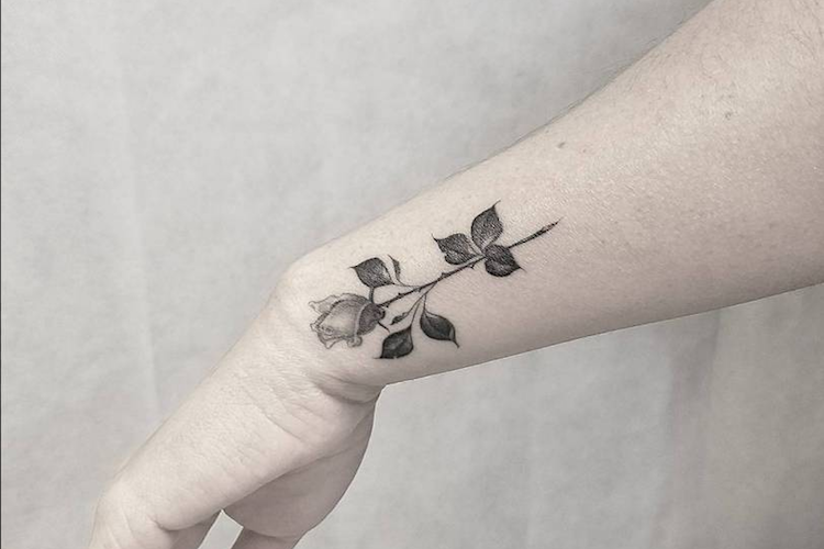 Signification tatouage rose femme, styles et tendances