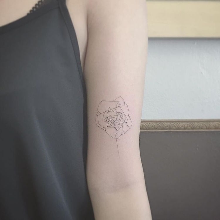 tatouage-rose-femme-style-minimaliste-géométrique