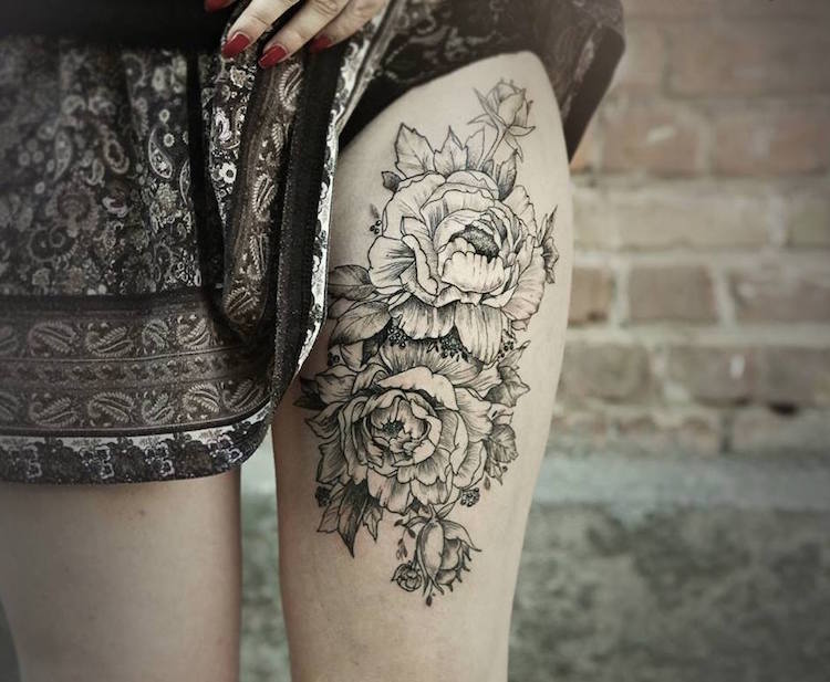 tatouage-rose-femme-tatouage-cuisse-noir-gris