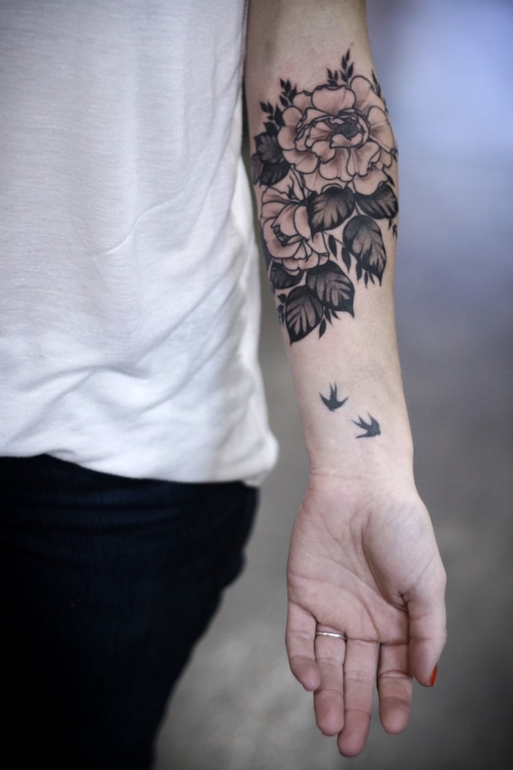 tatouage-rose-feuilles-réaliste-avant-bras-femme
