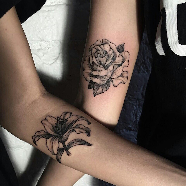 tatouage-rose-fleur-lys-avant-bras-femme