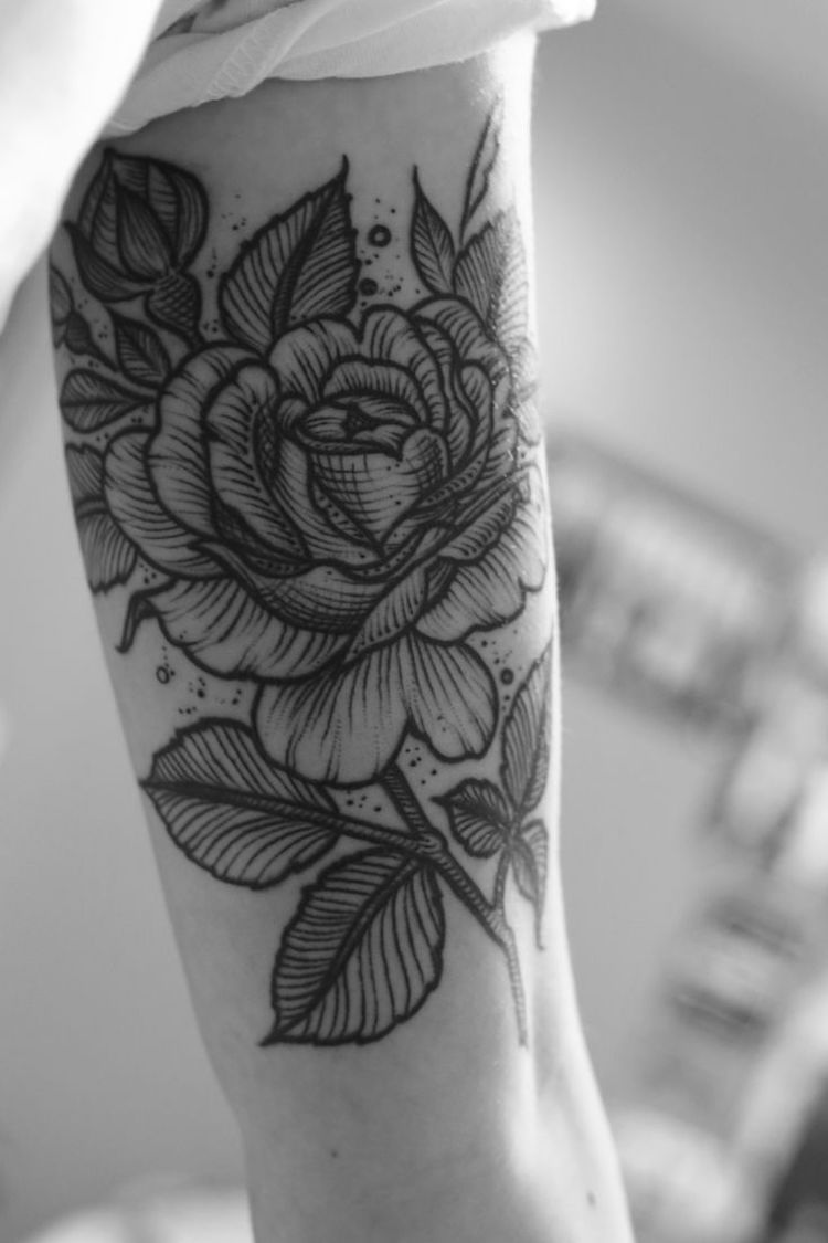 tatouage-rose-graphique-réaliste-bras-biceps