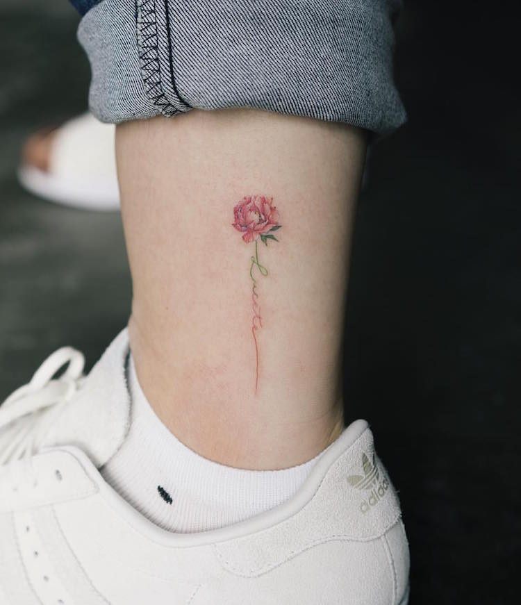 tatouage-rose-lettrage-tatouage-discret-aquarelle-cheville
