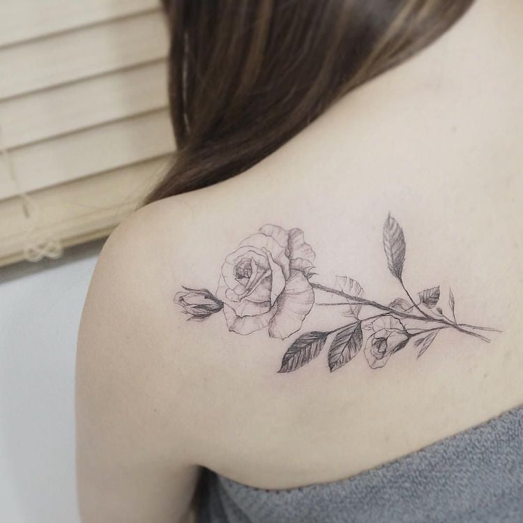 tatouage-rose-ligne-fine-épaule-femme