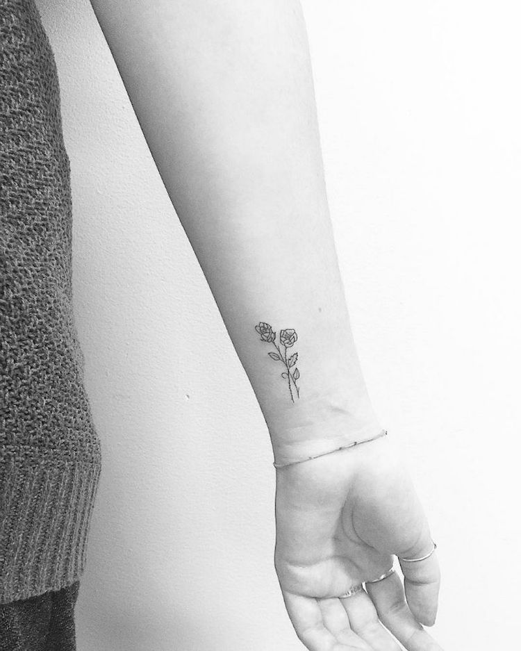 tatouage-rose-minimaliste-ligne-fine-poignet-femme