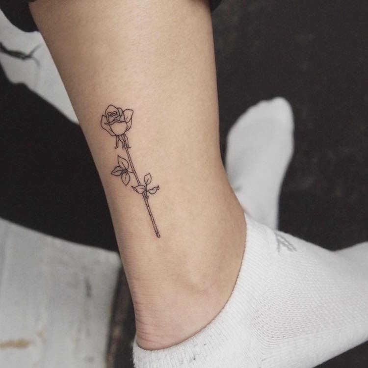 tatouage-rose-minimaliste-tatouage-cheville-discret