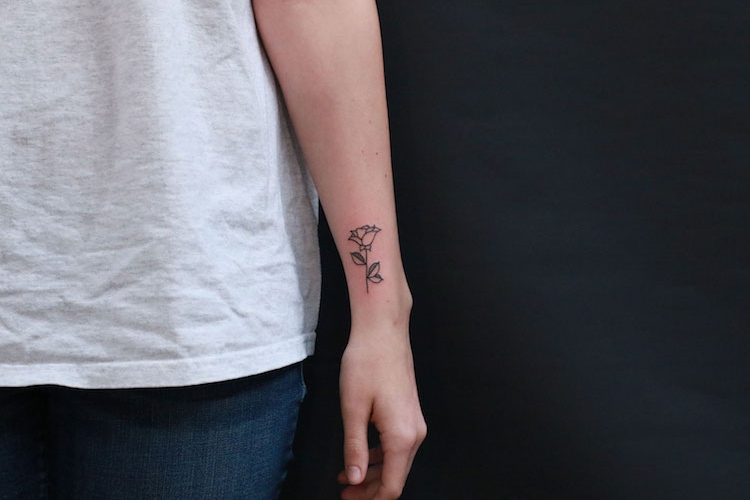 Signification tatouage rose femme, styles et tendances