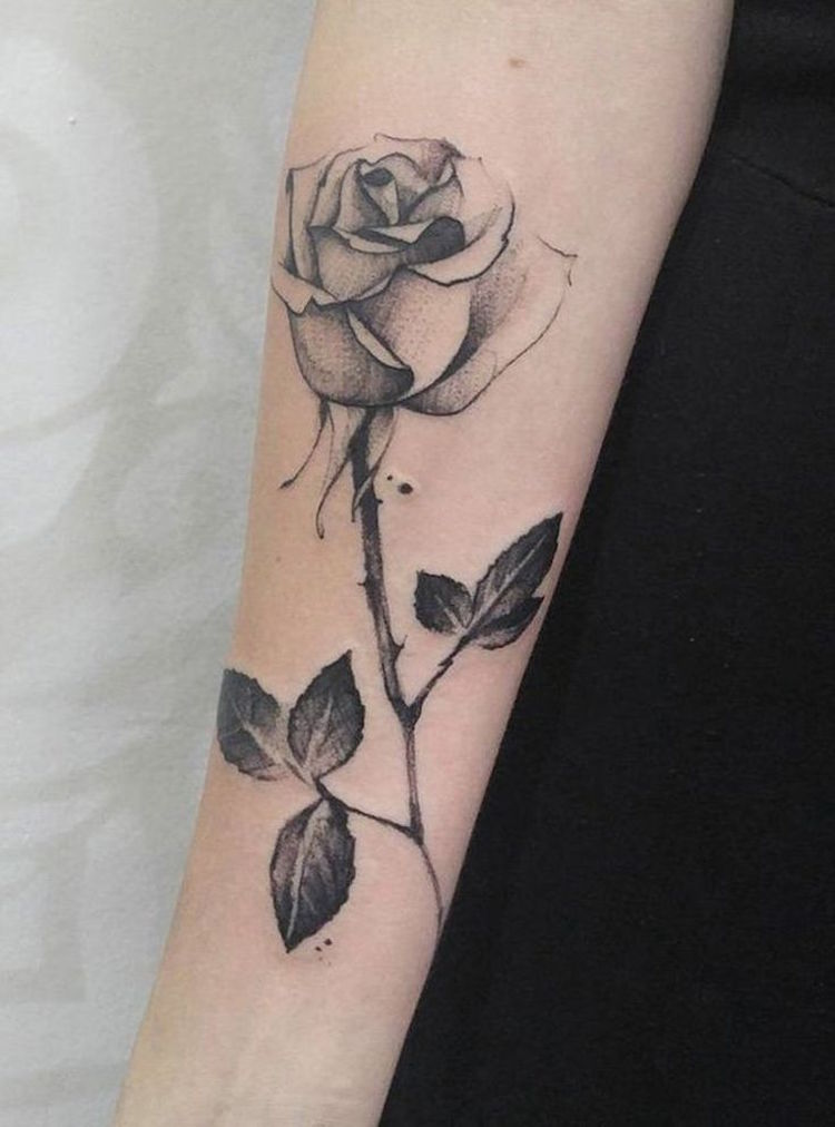 tatouage-rose-noir-gris-avant-bras-femme