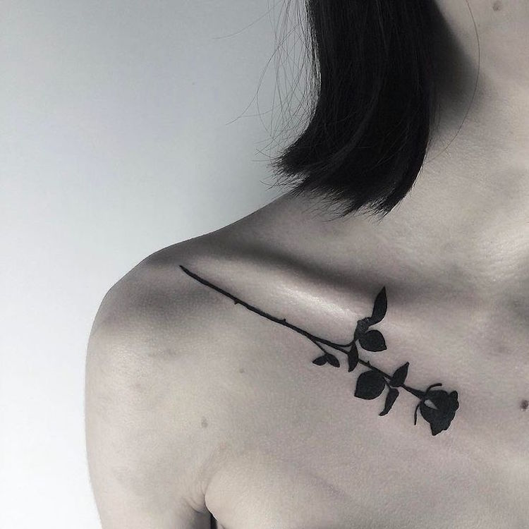 tatouage-rose-noire-3d-clavicule-femme