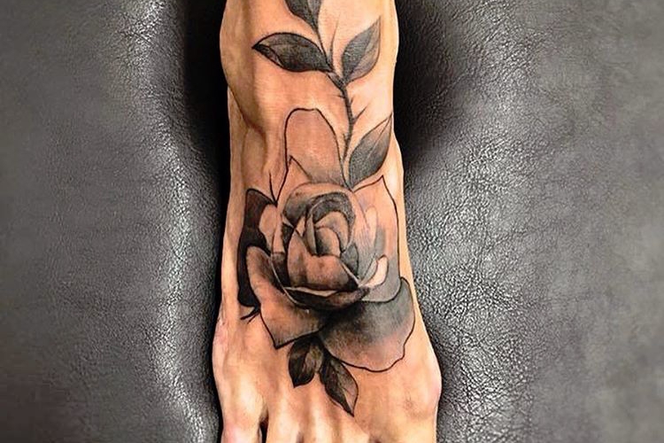 Signification tatouage rose femme, styles et tendances
