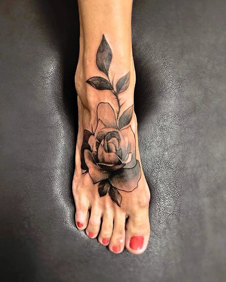 tatouage-rose-sur-pied-tatouage-femme
