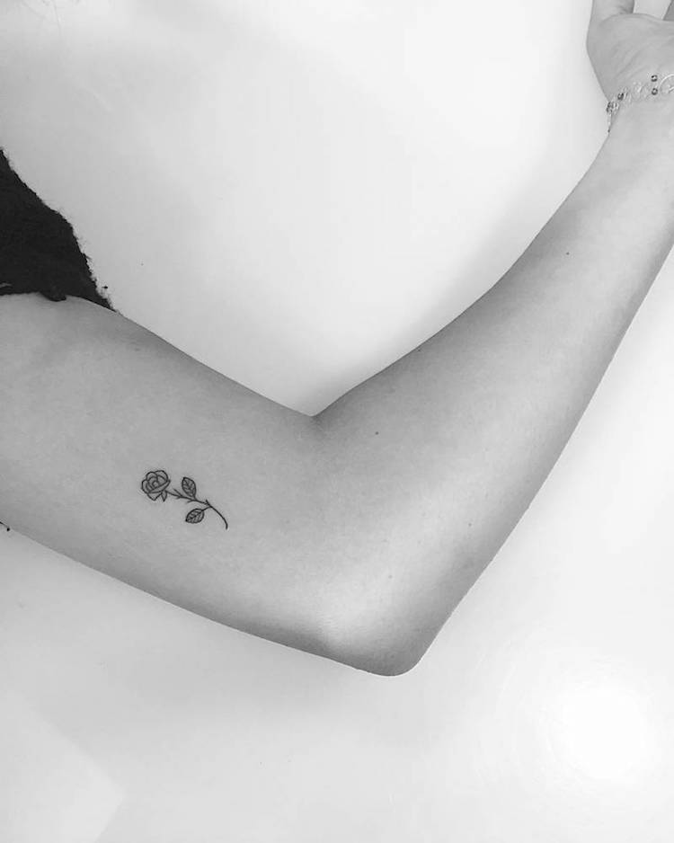 tatouage-rose-tatouage-discret-arriere-bras-femme