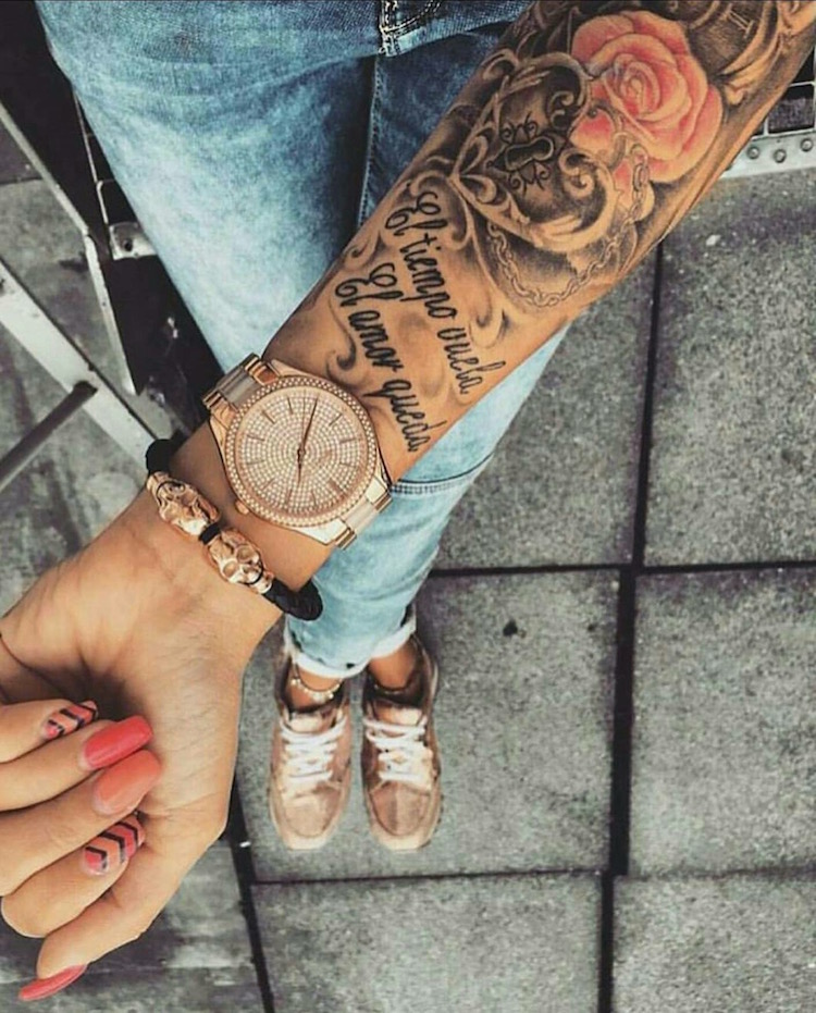tatouage-swag-el-tiempo-vuela-el-amor-queda